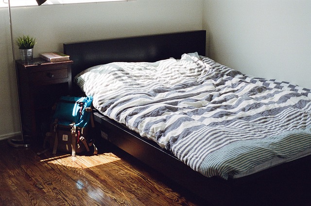 Sådan organiserer du dine sengeborde med skuffer for optimal opbevaring